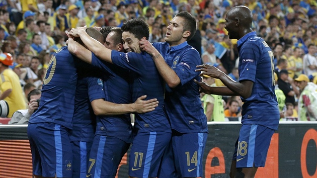 FRANCOUZSKÁ RADOST. Francouztí fotbalisté se radují ze vsteleného gólu.