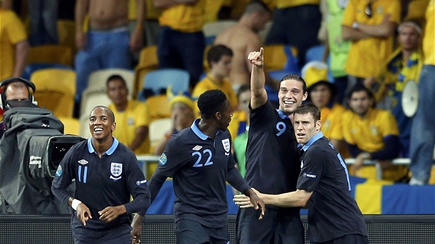 ANGLICKÁ RADOST. Anglití fotbalisté se radují ze vsteleného gólu.