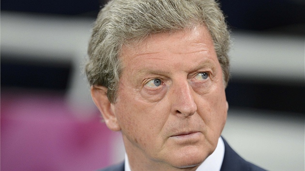 DOHLED KOUE. Trenér anglických fotbalist Roy Hodgson sleduje poínání svých