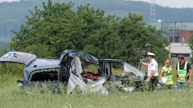 Nehoda kamionu a vozu pohebn sluby v Losin u Plzn. Jeden lovk na mst zemel, dal je vn zrann. (19. 6. 2012)