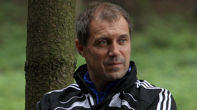 Olomoucký trenér Roman Pivarník sleduje tréninkovou snahu svých svenc.