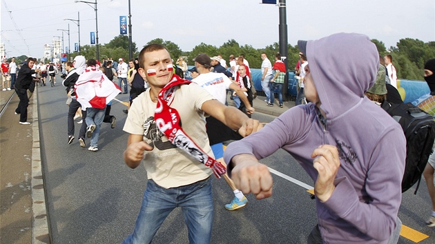 SOUBOJ PST. Jeden z konflikt fanouk, kter pedchzel ternmu veernmu souboji Polska s Ruskem.