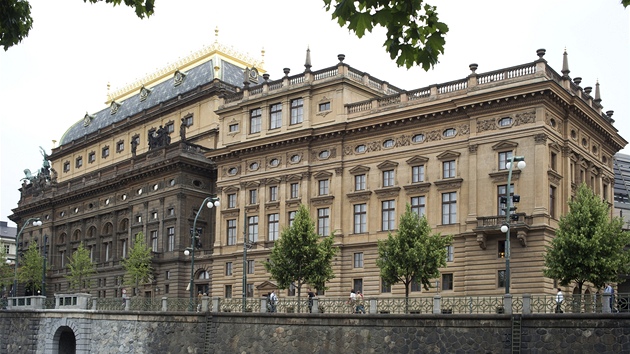 Národní divadlo eká rekonstrukce fasády historické budovy.