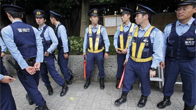 Policist ekaj ped budovou metropolitn policie v Tokiu na vydn poslednho hledanho lena sekty m inrikj Kacuje Takahaiho