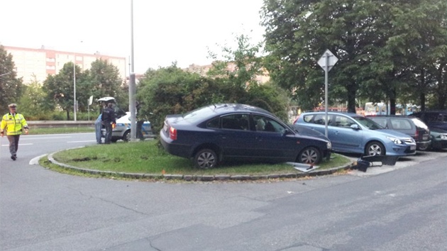 Volkswagen Passat pi honice s polici havaroval a zstal stt nepojzdn na trv u silnice.