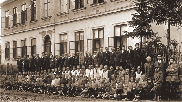 Snímek z roku 1928, kdy Josef Valík chodil do lanovské koly. Na fotografii...