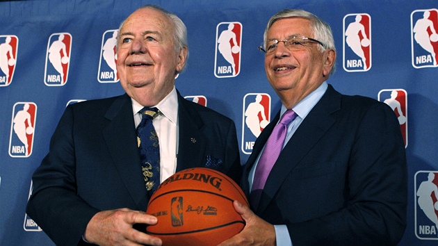 A JE TO TVOJE. David Stern (vpravo), komision NBA, pedv pomysln ezlo nad New Orleans Hornets miliardi Tomu Bensonovi.