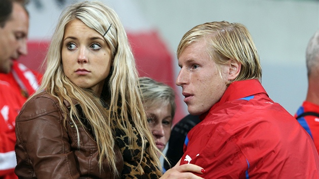 esk fotbalista Frantiek Rajtoral v ochozech vratislavskho stadionu se svou partnerkou.