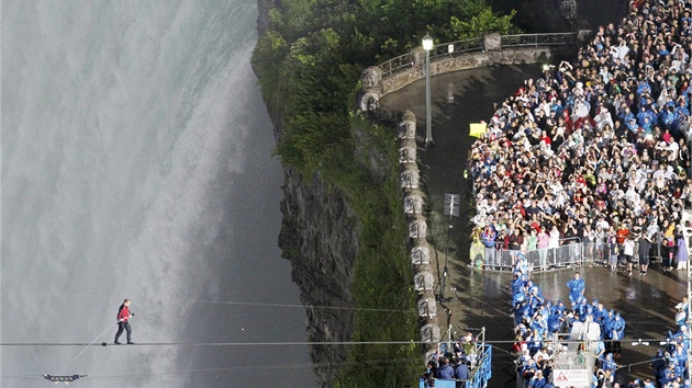 Wallenda u cíle svého artistického kousku (15. ervna 2012)