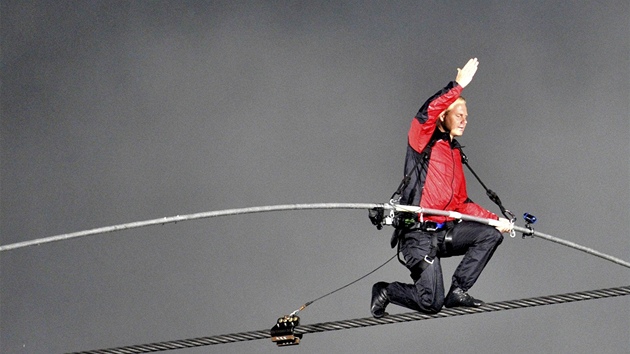 Wallenda posílá divákm vzduný polibek (15. ervna 2012)