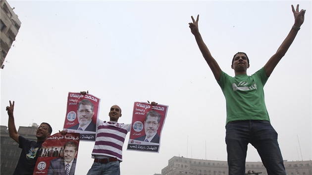 Píznivci Muhammada Mursího slaví jeho vítzství v prezidentských volbách. Kdo