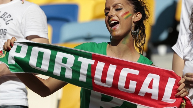 FANYNKA RONALDA A SPOL. Portugalská fanynka si uívá krásné poasí i úspchy...