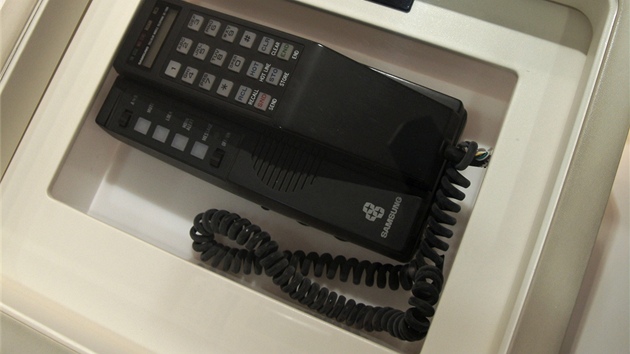 Muzeum Samsung - autotelefon Samsung SC-1000 (1985)