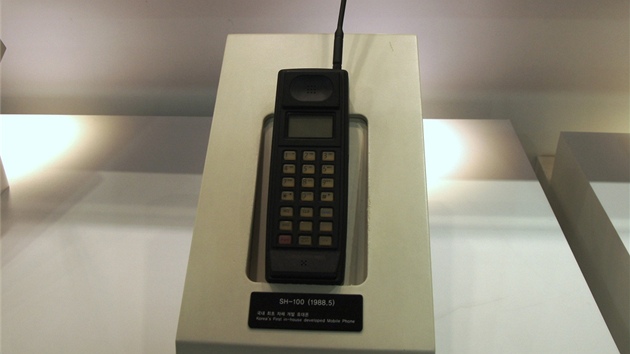 Muzeum Samsung - první mobilní telefon Samsung SH-100 (1988)