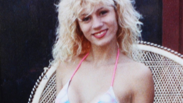 Lacey Wilddová po své první operaci prsou v roce 1990