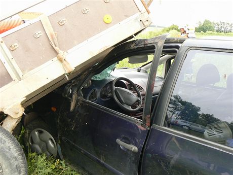 Nehoda osobního auta s vlekem naloeným devem u Blatnice na Plzesku. 