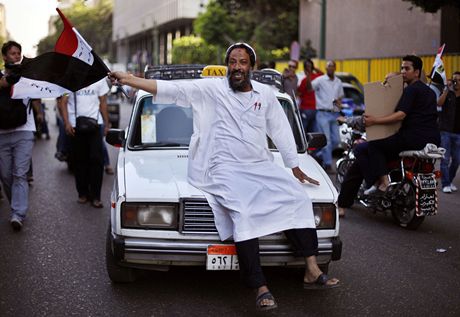 Pívrenci Muslimského bratrstva a Muhammada Mursího oslavují vítzství 