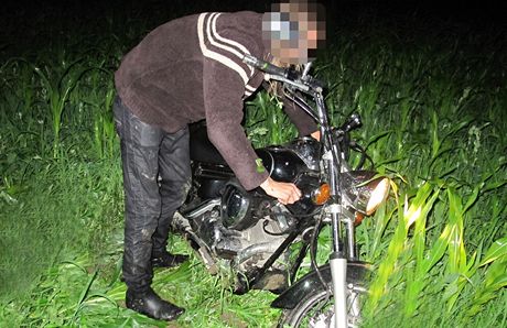 Motorká posilnný alkoholem si pi stíhací jízd s policií nakonec "ustlal" v