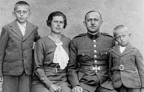 etnk Karel Knz s rodinou. Zleva star syn Karel a manelka Anna, vpravo