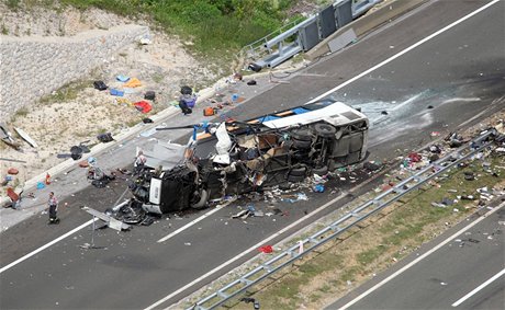 Nehoda eského autobusu na chorvatské dálnici A1, pi ní zahynulo osm lidí a...