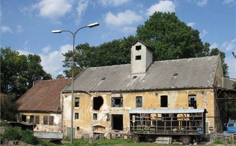 Dvorn prel jedn z budov pivovaru u hradu Rychmburk. Kvli nefunknm