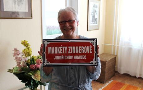 Markéta Zinnerová oslavila sedmdesátiny, dostala tabuli s názvem fiktivní ulice, pojmenované po ní.