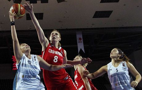 eská basketbalistka Ilona Burgrová (ervená 8) blokuje argentinskou soupeku