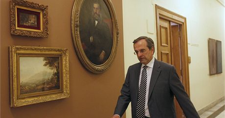 Sestavením vlády povený Antonis Samaras kráí chodbou eckého parlamentu (20.