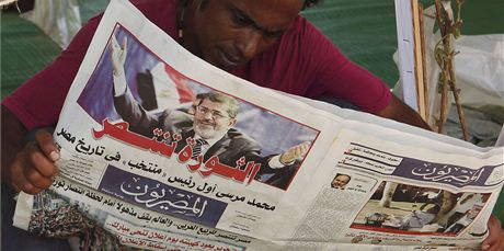 Ikonický Tahrír zaplavily noviny s novým egyptským prezidentem na titulní