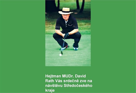 Reklamy s Davidem Rathem hrajícím golf visely na jae na praském letiti v