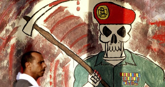 Vojáci jako kati egyptské revoluce na graffiti v Káhie (19. ervna 2012)