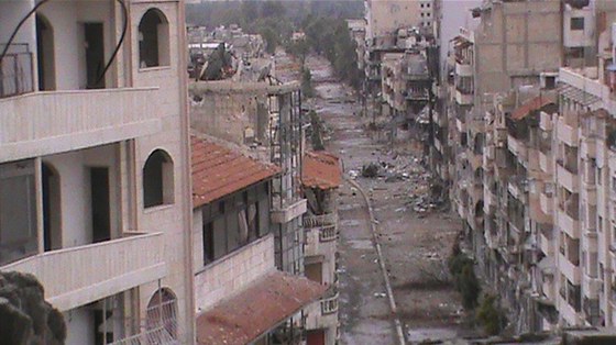V Sýrii zuí obanská válka. Zemelo v ní u 18 tisíc lidí. Na snímku rozstílené msto Homs.