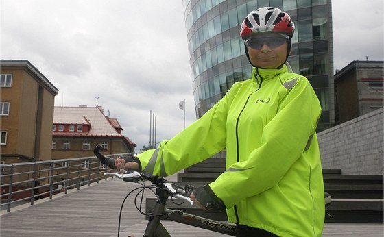 Diody jsou i na pední stran bundy, aby je cyklista perifern vidl, pokud by