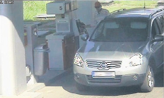 Zábr z kamery ukazuje ukradené auto Nissan u benzinky u Turnova. Mu odjel bez