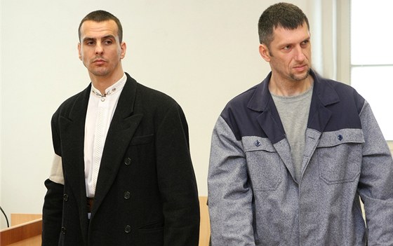 Martin Foltýn (vlevo) a Roman Motiák u soudu v Jihlav. Snímek pochází z roku 2012.