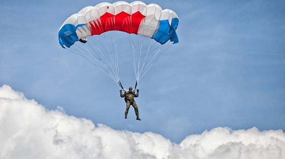 ena zahynula po seskoku na padáku. Ilustraní snímek