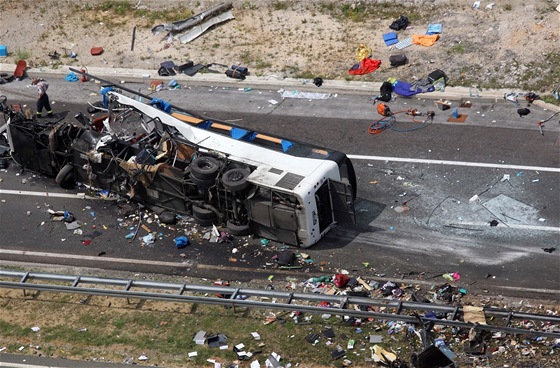 Nehoda eského autobusu na chorvatské dálnici A1, pi ní zahynulo osm lidí a...