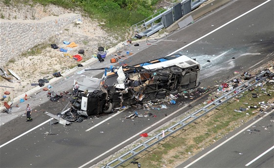 Nehoda eského autobusu na chorvatské dálnici A1, pi ní zahynulo osm lidí a...