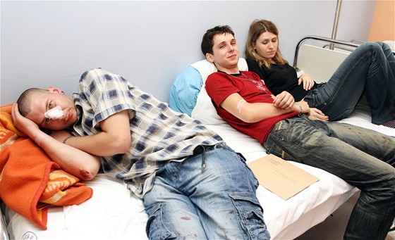 Zranní etí turisté odpoívají v nemocnici v Gospii poté, co jejich autobus