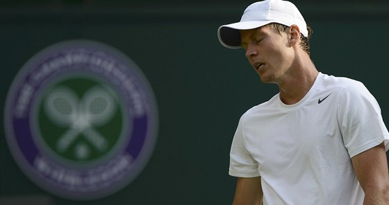 ZKLAMÁNÍ. Tomá Berdych vypadl ve Wimbledonu u v prvním kole.