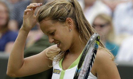 TAK NEVÍM... Barbora Záhlavová-Strýcová v utkání prvního kola Wimbledonu proti