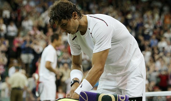 PANLSKÝ SMUTEK. Rafael Nadal si balí vci po  wimbledonské prohe s Lukáem