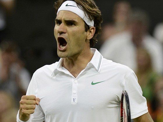 ANO! Roger Federer slaví úspný úder v utkání tetího kola Wimbledonu proti