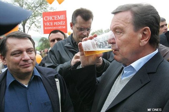 Schröderova vláda o eckých podvodech vdla. (Na snímku je bývalý kanclé Gerhard Schröder v doprovodu Jiího Paroubka na hoe íp).