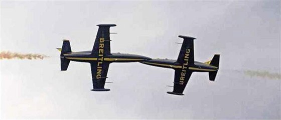 Akrobatická skupina Breitling Jet Team z Francie pevedla nad Hradcem Králové