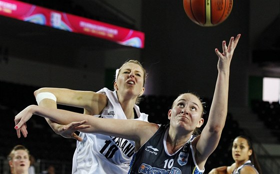 Argentinská basketbalistka Agostina Buraniová (vpravo) zakonuje, brání ji Lisa