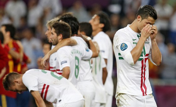 UTÍT SLZY. Portugalec Ronaldo pi penaltovém  rozstelu proti panlsku. 