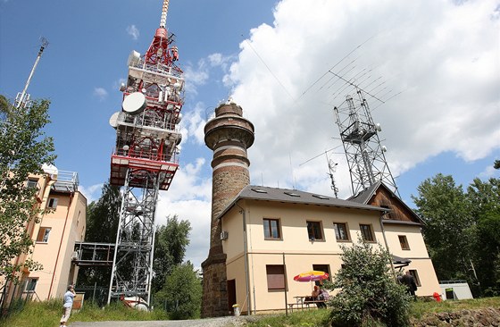 Do Sudet patila napíklad i ást vrcholu Krkavec u Ledc na Plzesku, kde je dnes rozhledna a televizní vysíla.