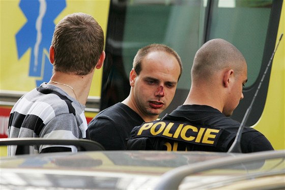 Trojice podnapilých mladík v pátek od asných ranních hodin tropila výtrnosti