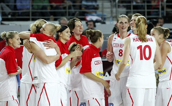 eské basketbalistky slaví postup na olympijský turnaj do Londýna.